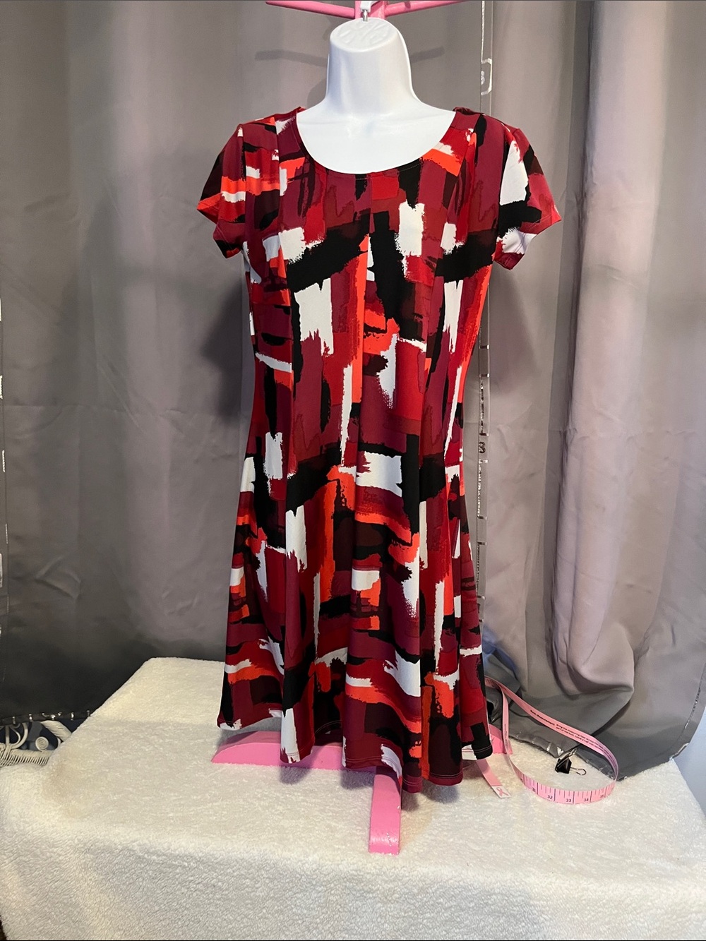 new directions Petite Red, Black & White Abstract Short Sleeve Swing Dress